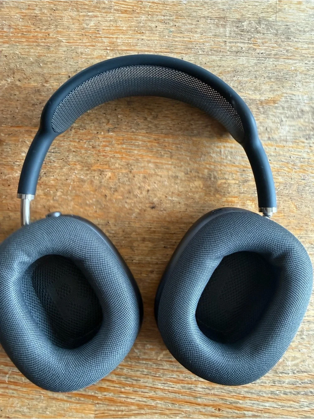 Wireless Over-Ear Apple Headphones in Matte Black